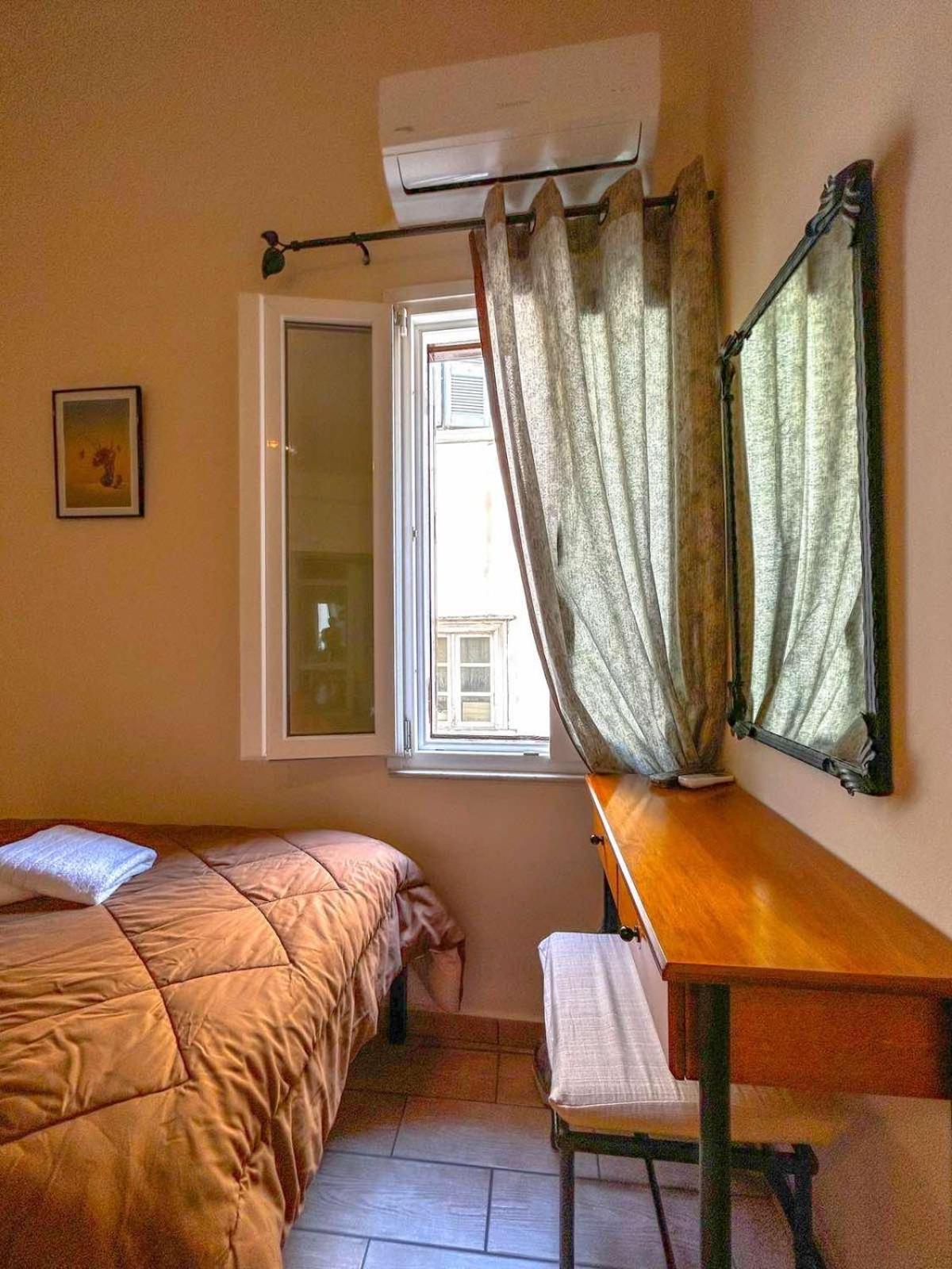 Central 9 Rooms Ермополи Стая снимка